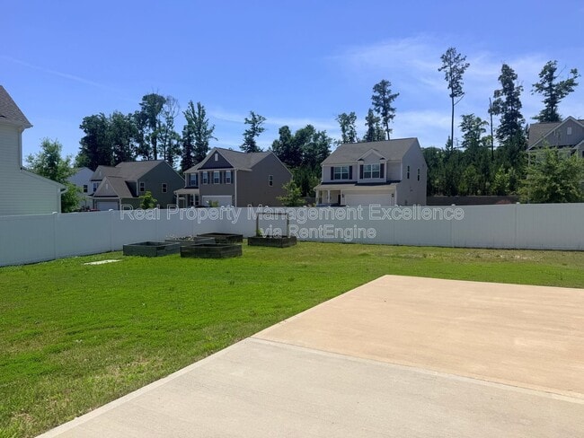 Building Photo - 16 Clear Creek Cir
