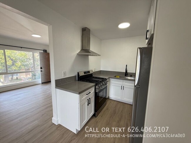 Building Photo - Modern 1-Bedroom-1 MONTH FREE  | In-Unit W...