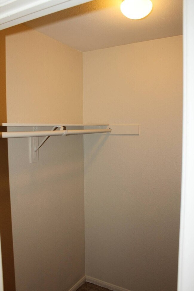 Building Photo - Charming 2BR/1BA Condo – Resort-Style Amen...