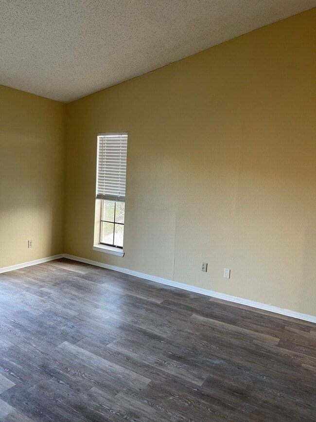 Building Photo - 2410 Capitan Dr