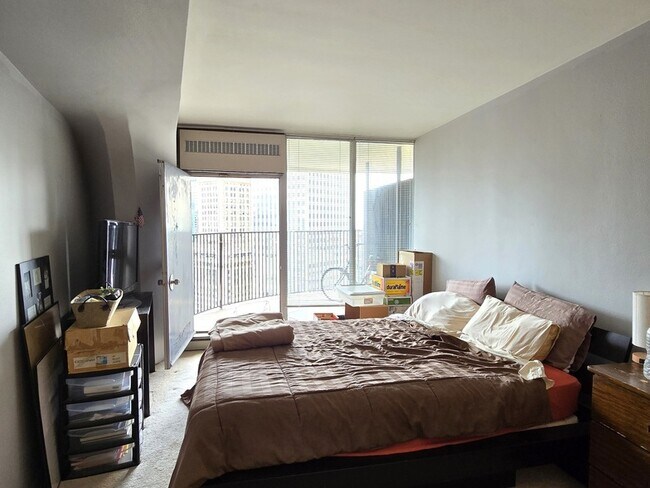 Building Photo - 300 N State St