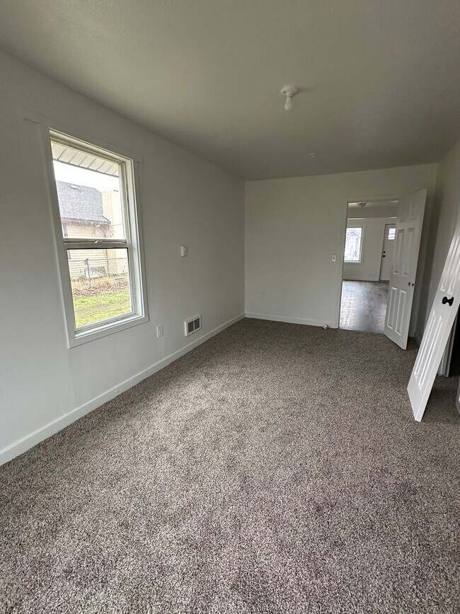 Building Photo - 805 S 5th Ave