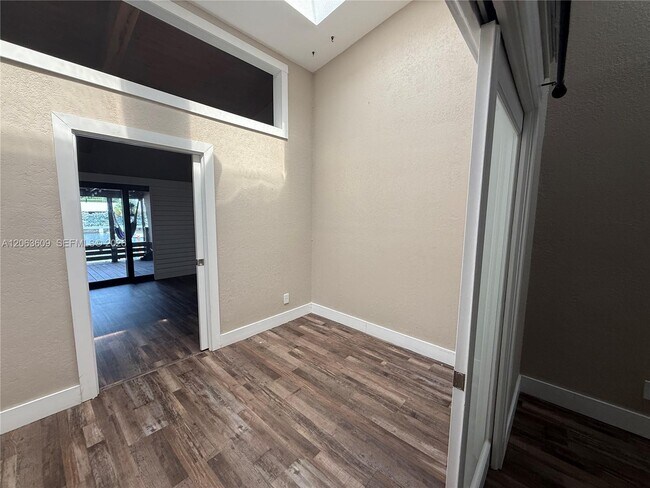 Building Photo - 2645 Parkview Dr S