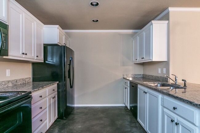 Building Photo - Three bedroom townhome in Tradewinds