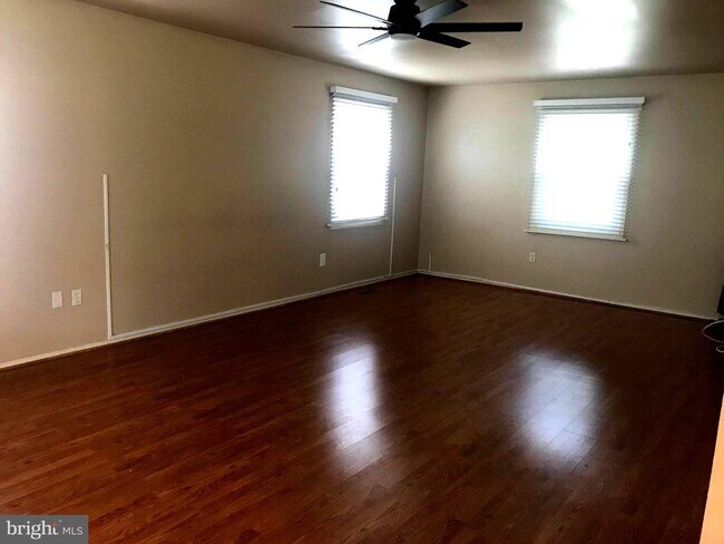 Building Photo - 12815 Point Pleasant Dr