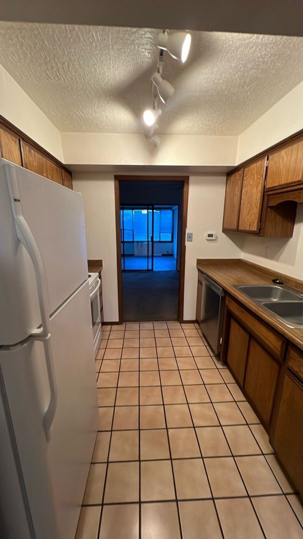 Building Photo - Sandia Heights 2/BD 2/BA 2/Story 1/CG