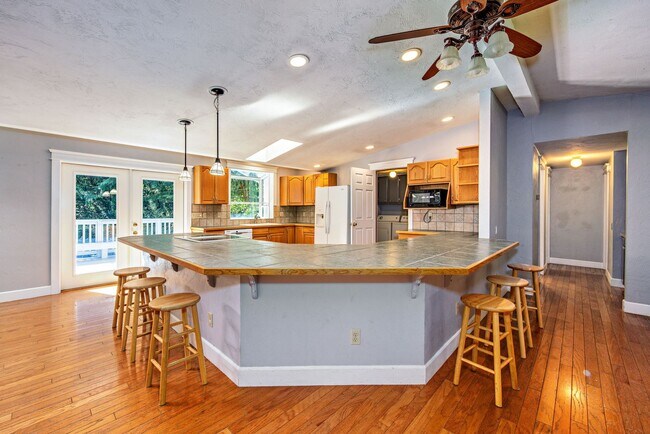 Building Photo - 4+ Bedroom Home - Surrounded by Nature, ne...