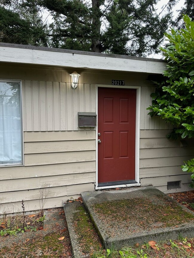 Building Photo - Cozy 3 bedrooms/ 1 bath house in Lynnwood.