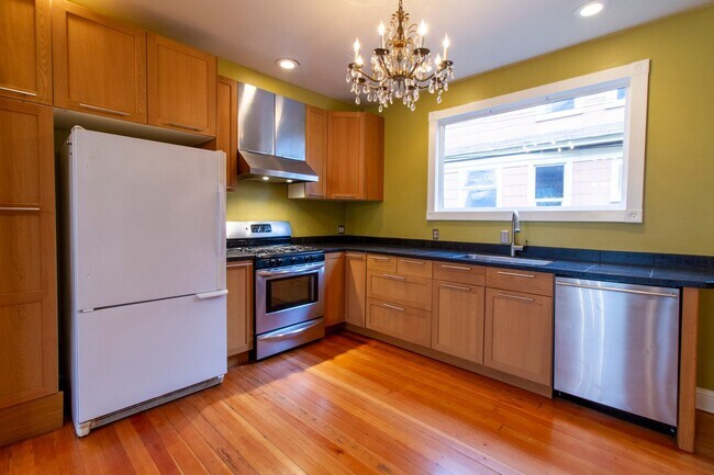 Building Photo - Gorgeous 3 Bedroom House with Bonus Room, ...