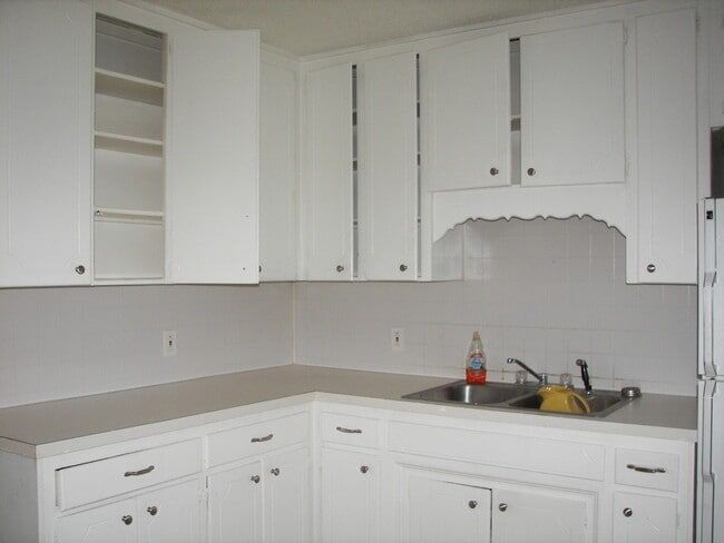 Building Photo - Cute 3 Bedrooms!