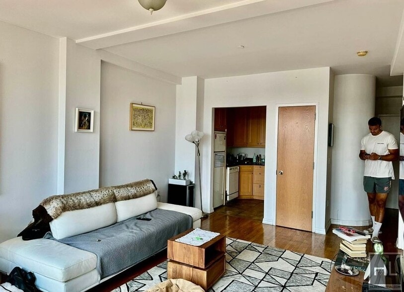 Building Photo - Gorgeous rent stabilized one bedroom with balcony