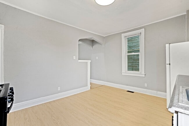 Building Photo - Renovated 3 Bed, 1 Bath Home in Hazelwood - Central AC, Convenient Location - Available Now!