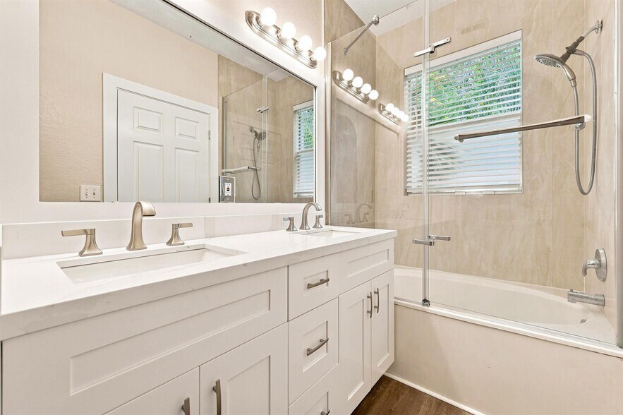 Building Photo - 813 Pipers Cay Dr