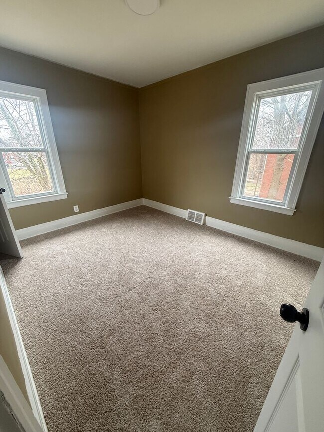 Building Photo - 15512 Mendota St