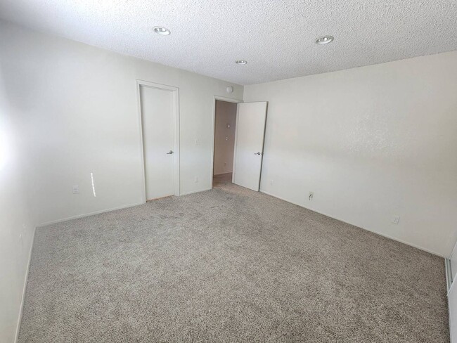 Building Photo - 2 Bedroom 1 Bath Available now!!