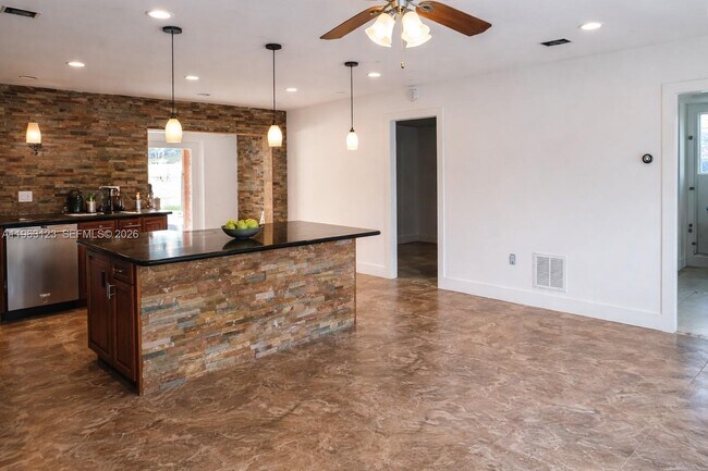 Building Photo - 471 NE 162nd St