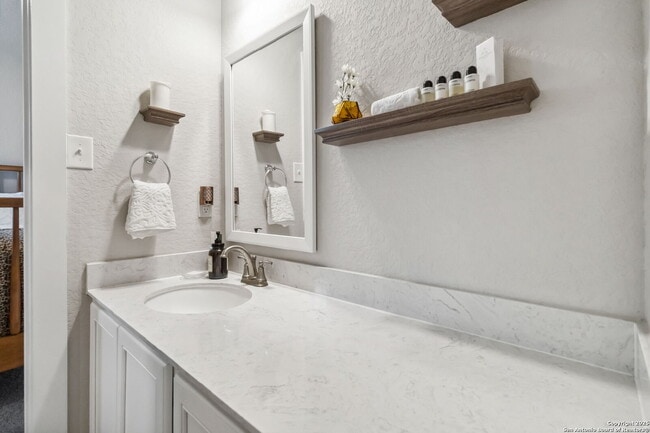Building Photo - "Charming 3-Bedroom Home with 2 Full Baths and 1902 Sq Ft of Comfort in San Antonio!"