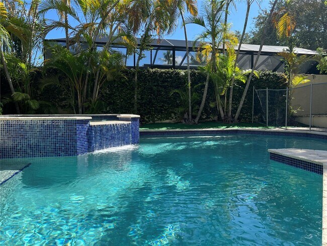 Building Photo - 573 Satinwood Dr