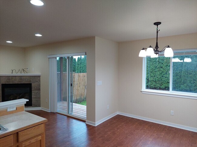 Building Photo - 2200 Greenview Cir