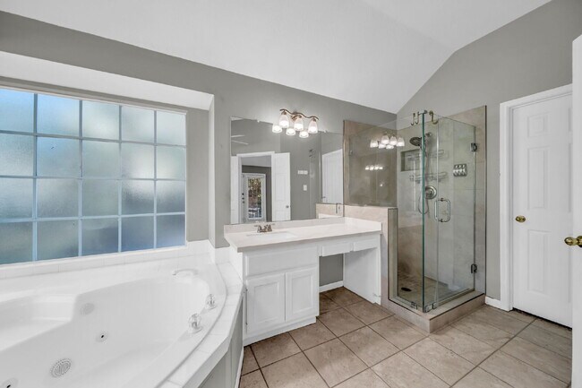 Building Photo - MOVE IN READY! Cream-of-the-crop location in the heart of the cul-de-sac!