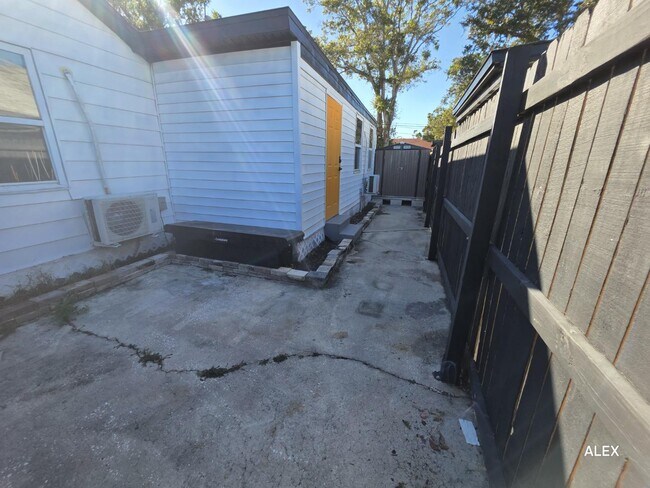 Building Photo - 1100 Beverly Ave NW