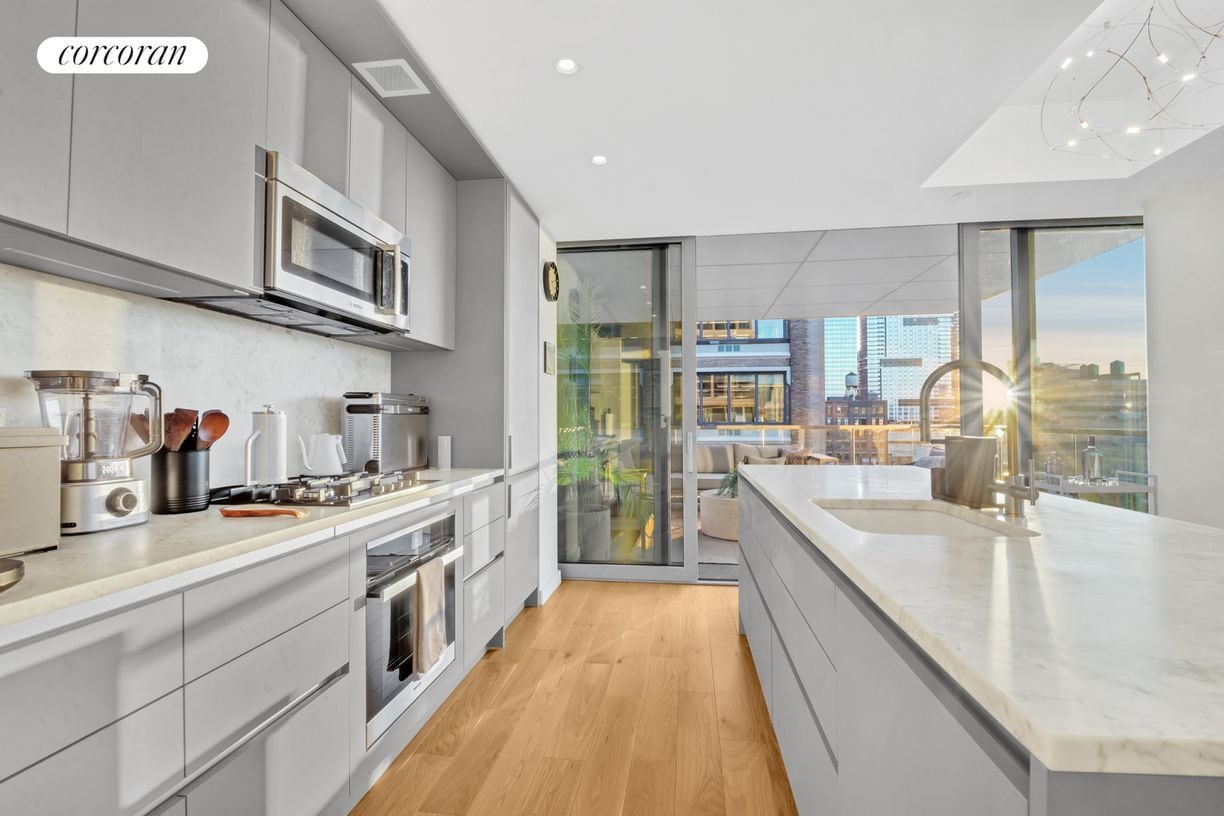 Building Photo - 547 W 47th St