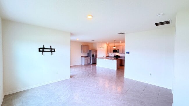 Building Photo - Charming Deltona 4/2 Ready for Move-in!