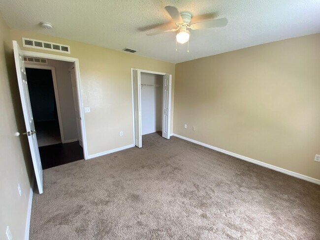 Building Photo - 4/2.5 Clermont Home with fenced yard