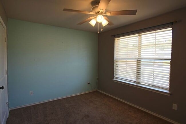 Building Photo - Tour Today! 3 Bedroom 2 Bath in Lindale ISD!