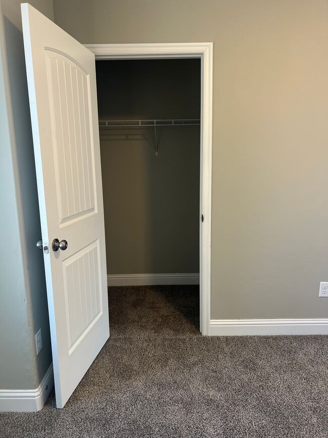 Building Photo - Newly Remodeled Townhome