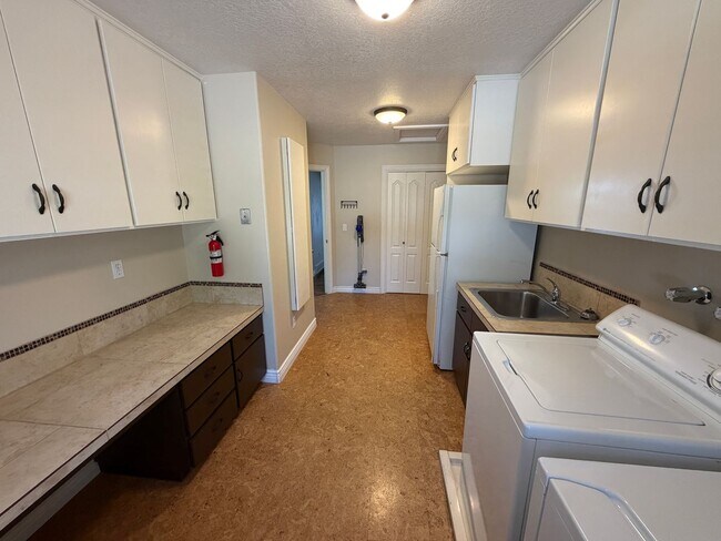 Building Photo - Spacious 4 Bed, 5 Bath Home with 3-Car Garage in Layton!