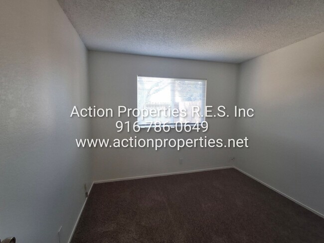 Building Photo - 2 Bed, 2 Bath - 1 Car Garage - Duplex - Pr...