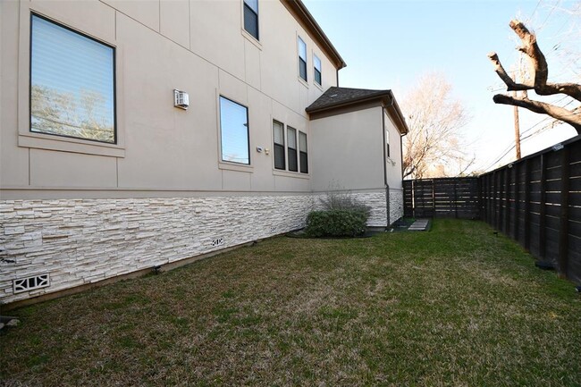 Building Photo - 3203 Blue Bonnet Blvd