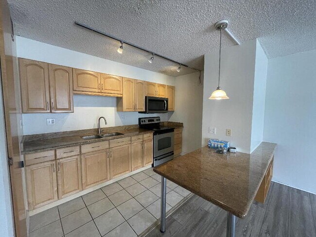 Building Photo - PUNAHOU TOWER 2/2/1 sec, W/D, pool, gym, s...