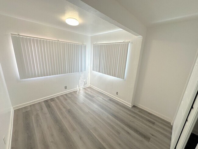 Building Photo - *SECTION 8 ONLY* Cute 2bd/1ba duplex with parking and all the appliances!