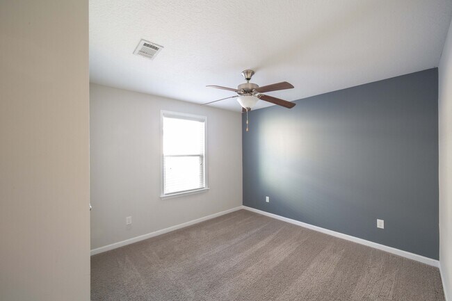 Building Photo - 7311 San Vista Dr