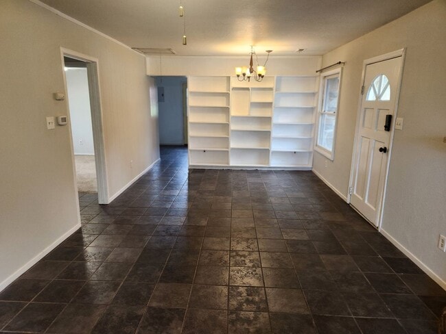 Building Photo - House: 2 Bedroom / 1 Bathroom - Auburn