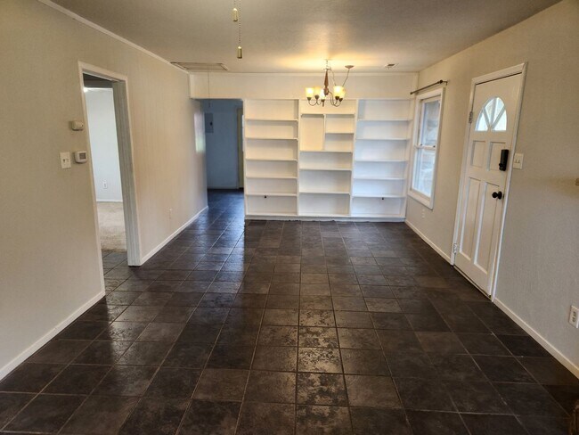 Building Photo - Lovely Cottage Home in Auburn