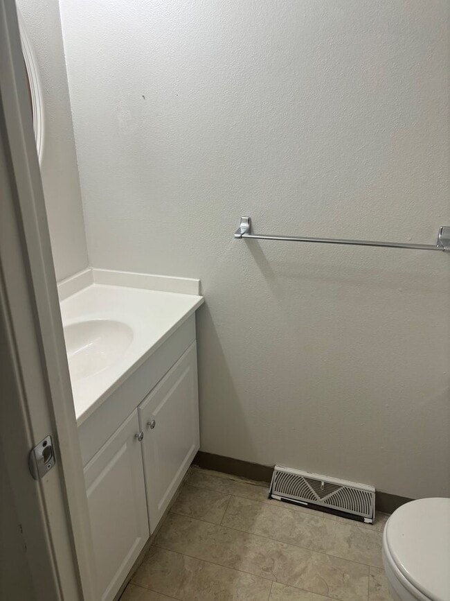 Building Photo - Updated 3bd/2.5ba Townhome in Lakewood