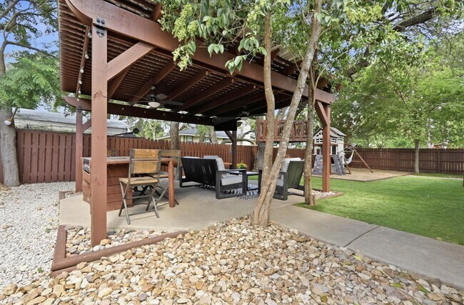 Building Photo - 303 Pin Oak Dr