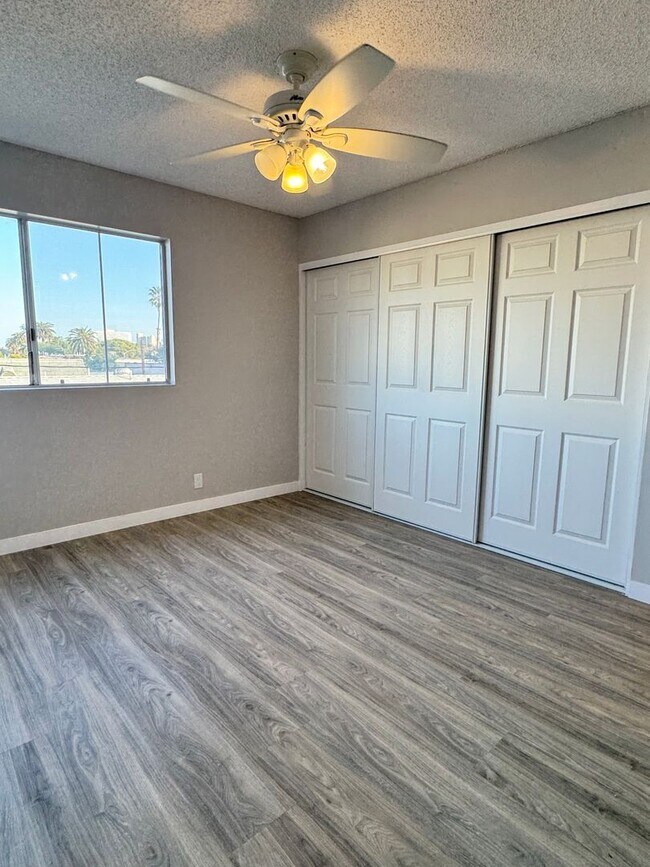 Building Photo - 2-Bedroom Residence with Front-Row Views on Lively 2nd Street