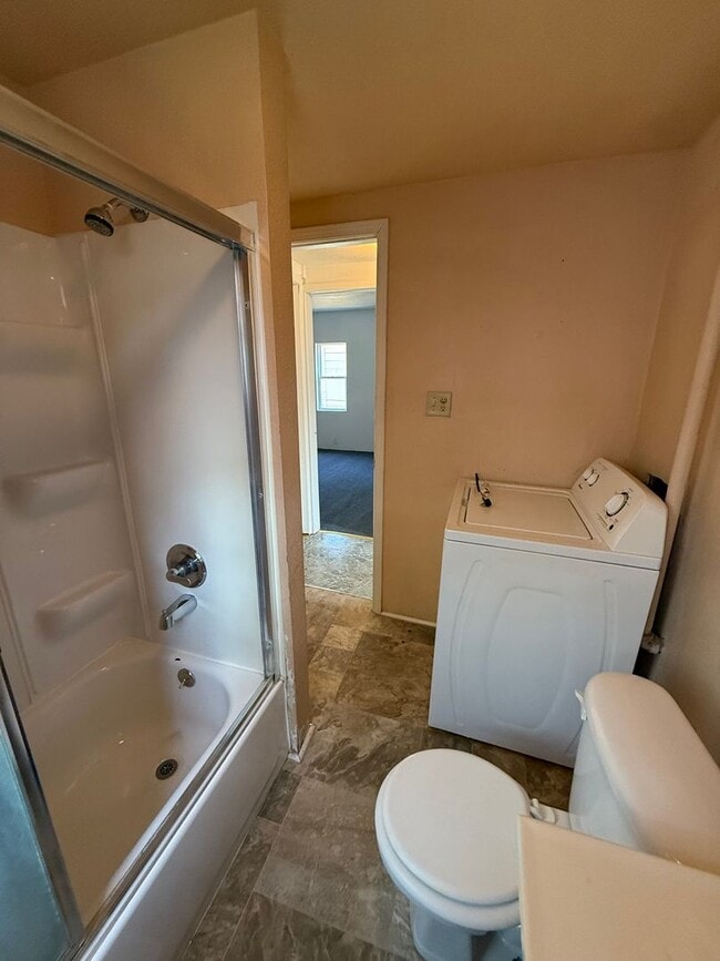 Building Photo - Two bedroom, One bathroom house located in...