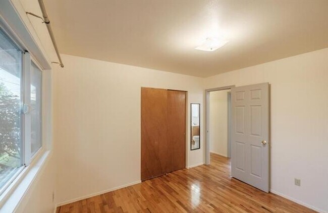 Building Photo - Charming One-Level Home with Private Yard ...