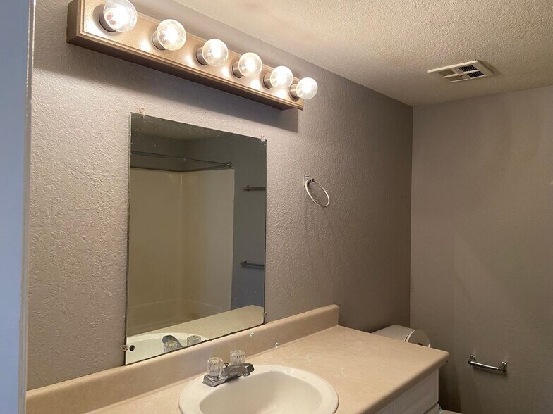 Building Photo - 2693 E Oakleaf Dr