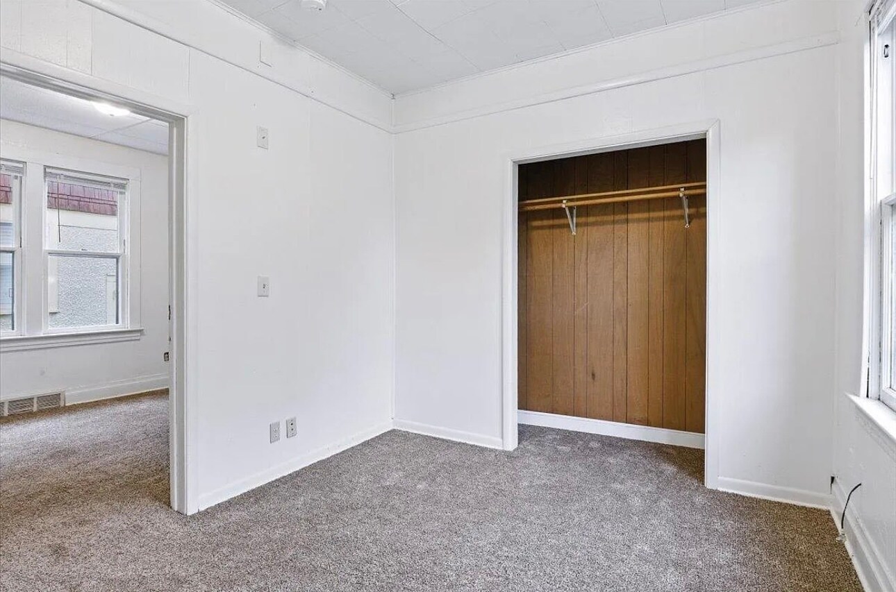 Building Photo - 612 7th Ave S