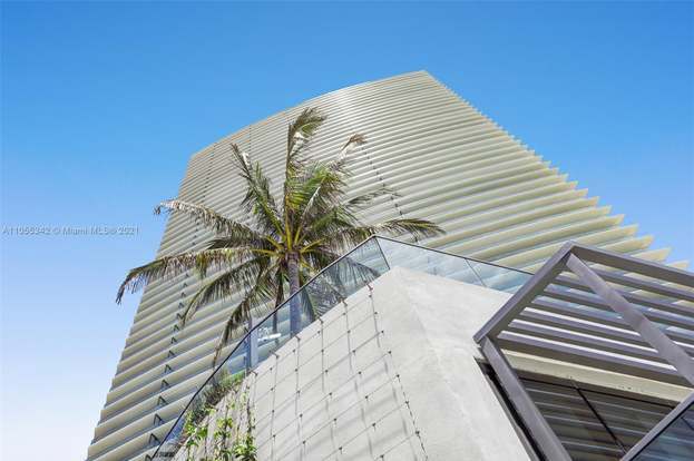 Building Photo - 18975 Collins Ave