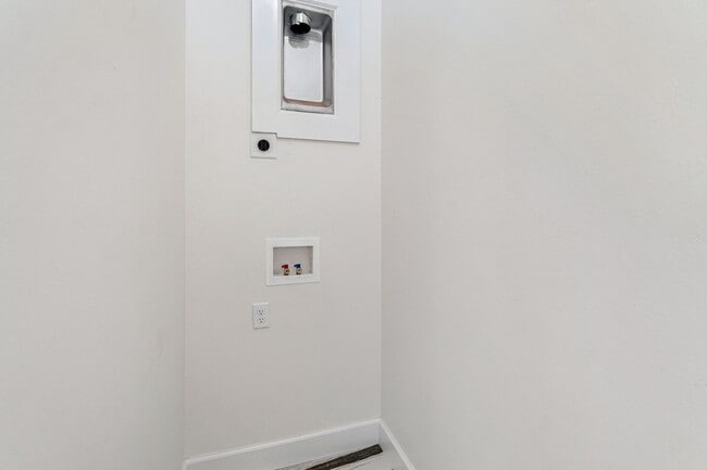 Building Photo - Townhome 2 bed 2.5 Bath "The White Workroom" in The Heart of Selah