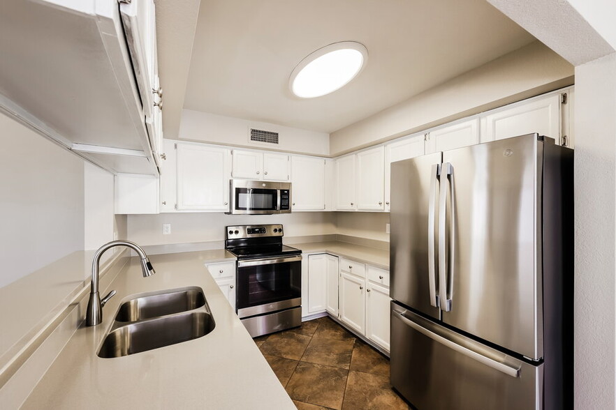 Building Photo - 8842 W Grovers Ave