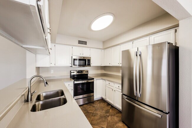 Building Photo - 8842 W Grovers Ave