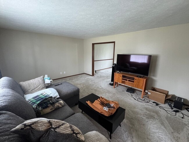 Building Photo - 880 Buchholz Dr